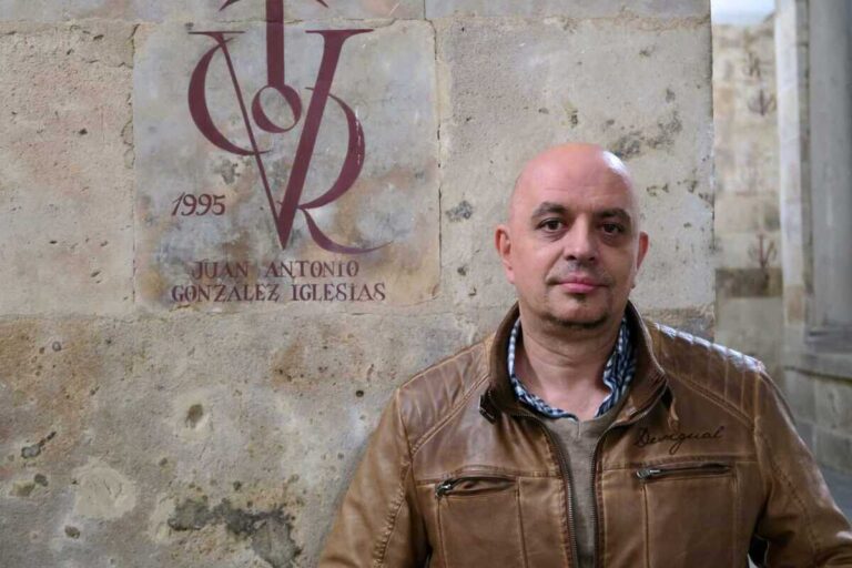 Juan Antonio González-Iglesias, poeta español: «Hay mucha belleza en la renuncia y el autocontrol, pero no se lo estamos enseñando a los jóvenes»