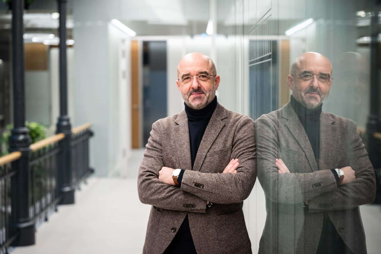 Zoltán Kovács, portavoz internacional del Gobierno de Hungría: «Bruselas está normalizando silenciar voces disidentes, y eso conduce a una dictadura»