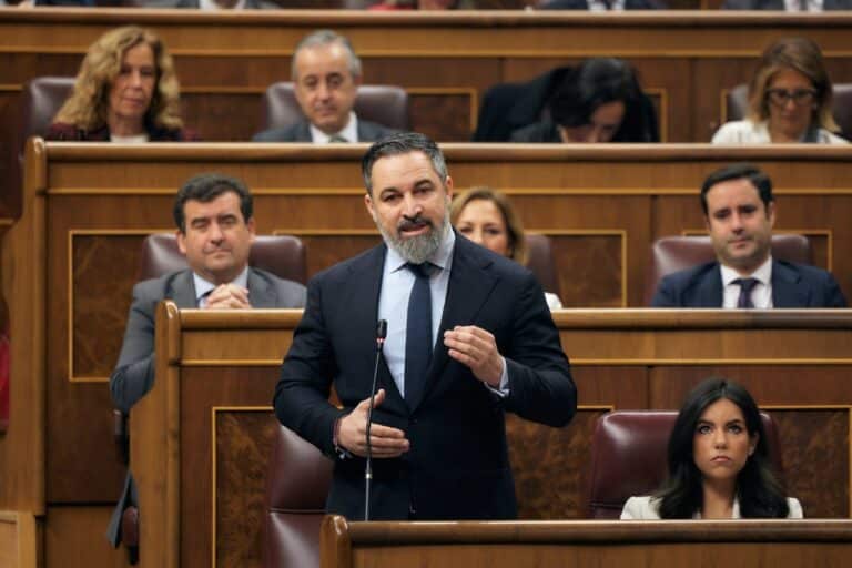 Abascal, a Sánchez: «Su modelo es que los inmigrantes ilegales tengan ayudas sociales mientras los españoles no pueden llegar a final de mes»