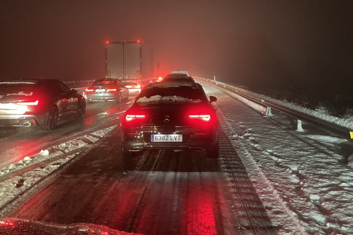 Cientos de conductores denuncian la falta de información de la DGT ante el temporal de nieve: «Estamos atrapados»