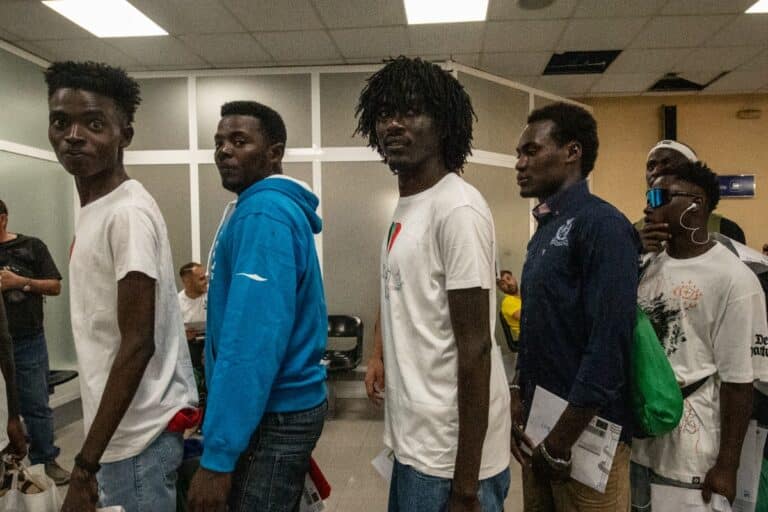 El Gobierno usa otros 286 millones del Fondo de Contingencia para traslados aéreos, comida halal y ropa para los inmigrantes ilegales en Canarias