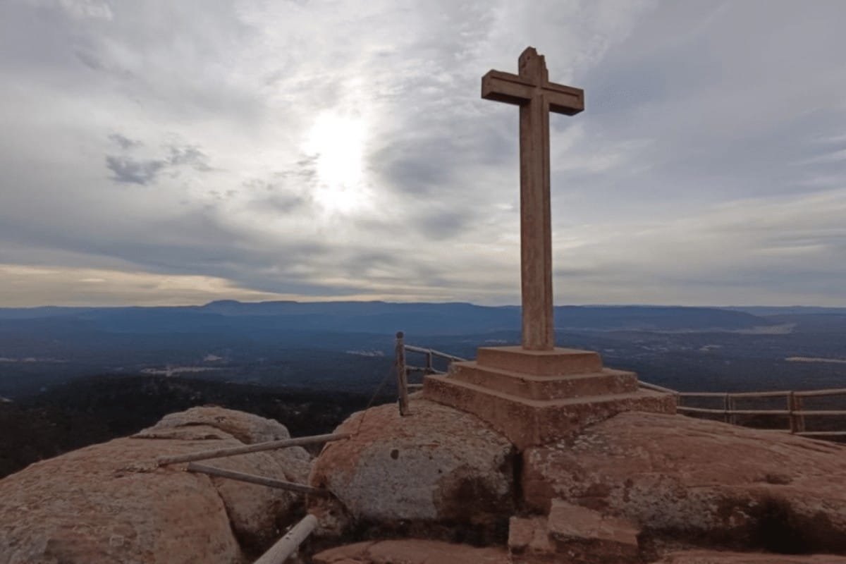La justicia paraliza el derribo de la cruz de Albarracín mientras el Gobierno de Aragón (PP) respalda su destrucción