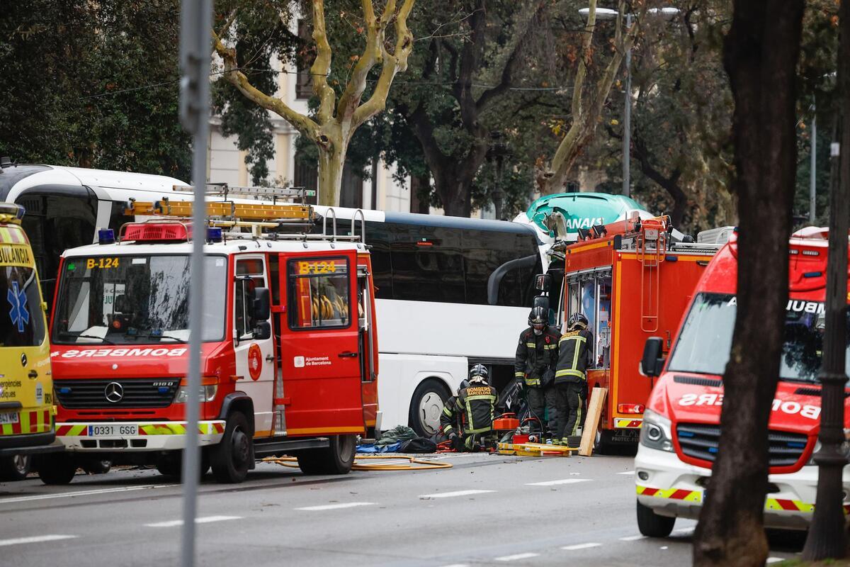 Cuatro personas en estado crítico y más de 30 heridos en un choque de dos autobuses en la Diagonal de Barcelona
