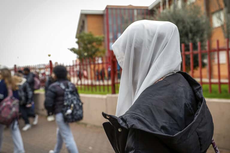 El Gobierno de Sánchez gasta más de 15.000 euros en un informe sobre el hiyab en las aulas en el que introduce el concepto de «islamofobia de género»