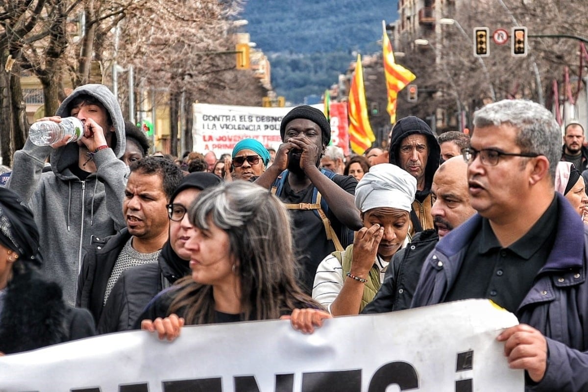 Islamistas e izquierdistas amparan la violencia hacia la Policía y se manifiestan contra el «racismo» en Salt (Gerona)