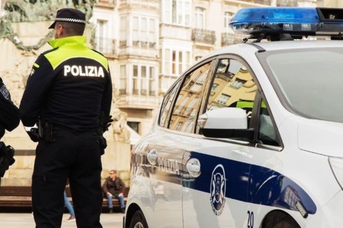 Medio centenar de individuos, la mayoría magrebíes, rodean a agentes de la policía local en Vitoria para tratar de impedir la detención de dos menas