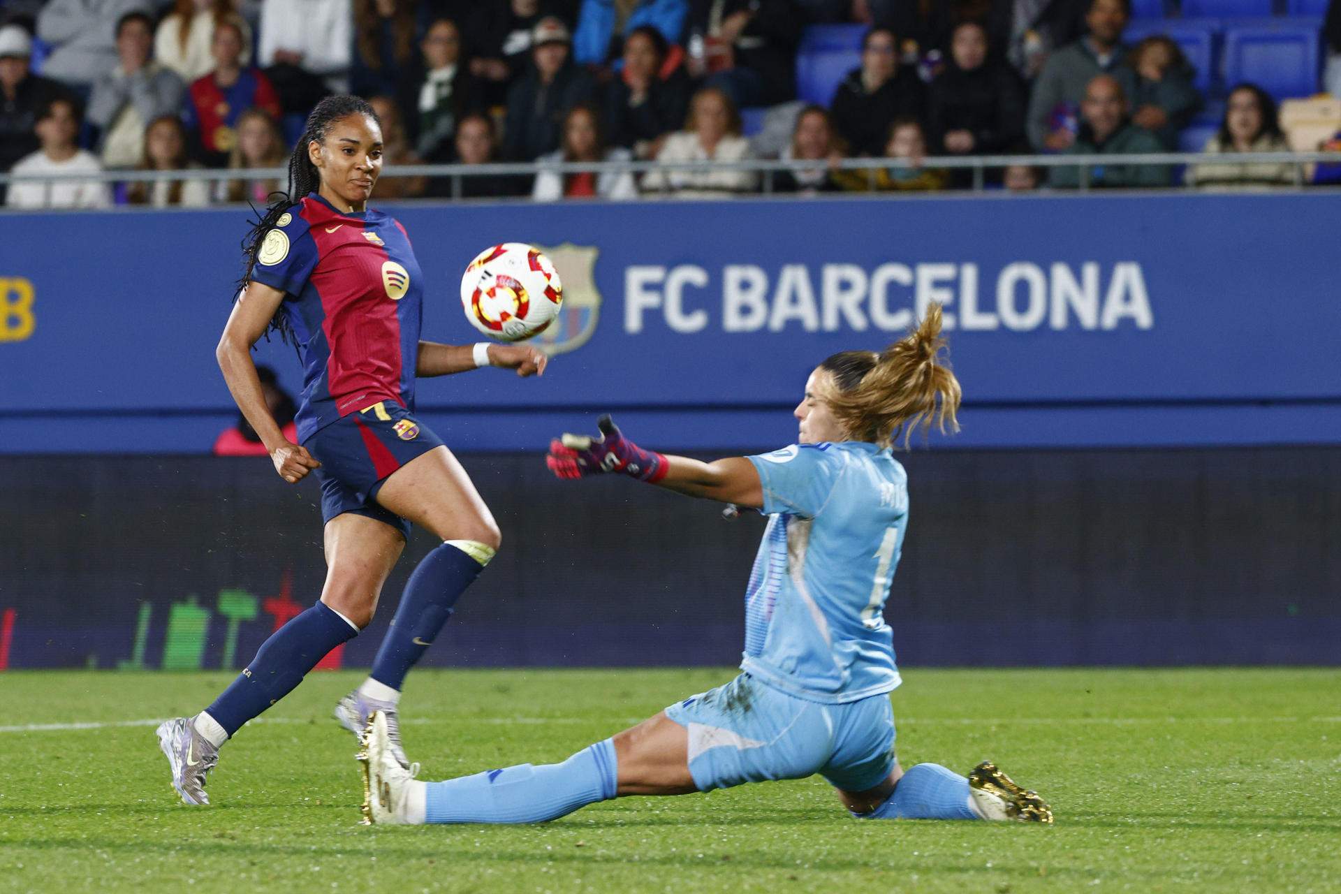 Jugadoras de la Liga F piden tener árbitros masculinos y acabar con la cuota que obliga a que piten sólo mujeres