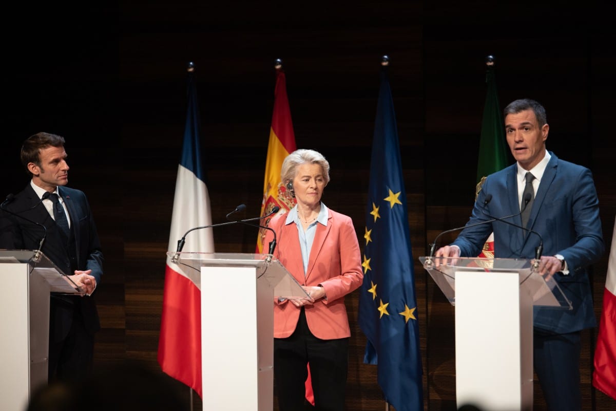 Von der Leyen presentará este martes su propuesta para «Rearmar Europa» mientras sus socios Sánchez y Macron continúan comprando gas a Putin