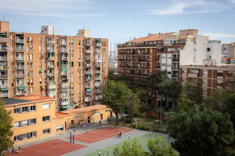 El hacinamiento en los hogares de Madrid se dispara por los altos precios y la falta de oferta: «Vivimos 17 personas en 95 metros»