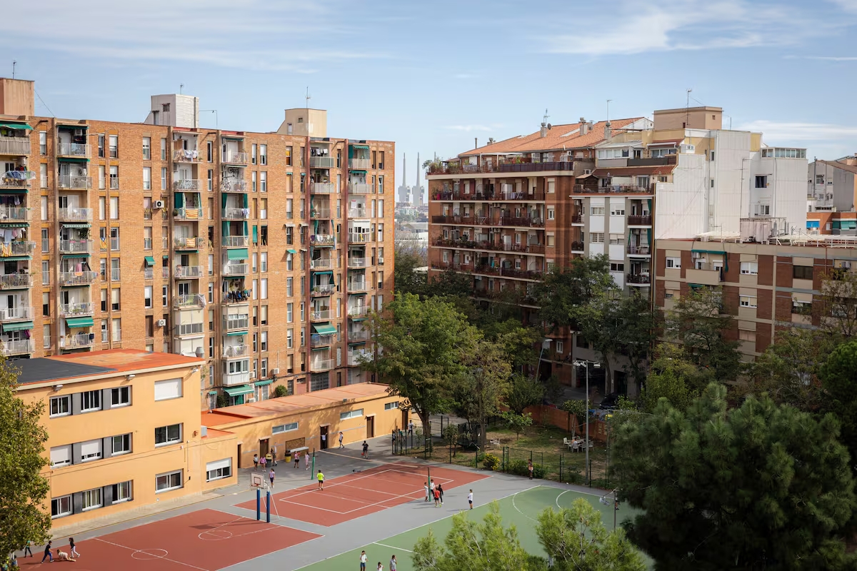 El hacinamiento en los hogares de Madrid se dispara por los altos precios y la falta de oferta: «Vivimos 17 personas en 95 metros»