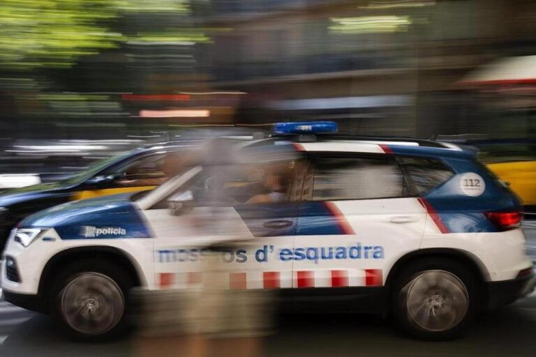 Detenido en Barcelona un inmigrante reincidente que asaltaba de madrugada viviendas de ancianas y usaba el traductor del móvil para exigirles el botín