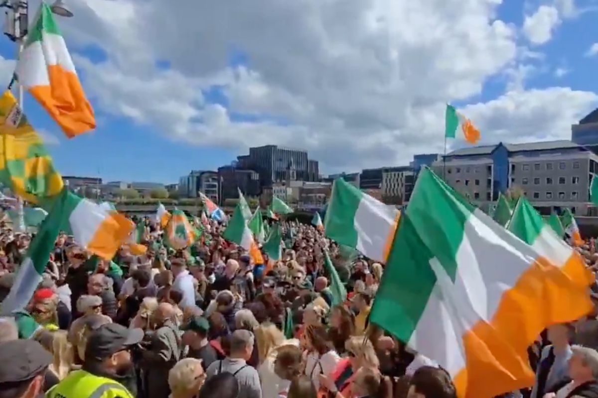 Multitudinaria protesta contra la inmigración en Dublín: «Las vidas irlandesas importan»