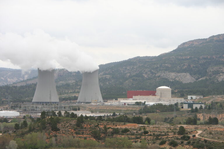 La central nuclear de Cofrentes se suma a la de Almaraz y cierra por su elevada carga de impuestos: afectará a más de 12.000 empresas