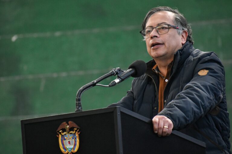 Petro amenaza con «desenvainar la espada de Bolívar» para imponer la «justicia social» en Colombia