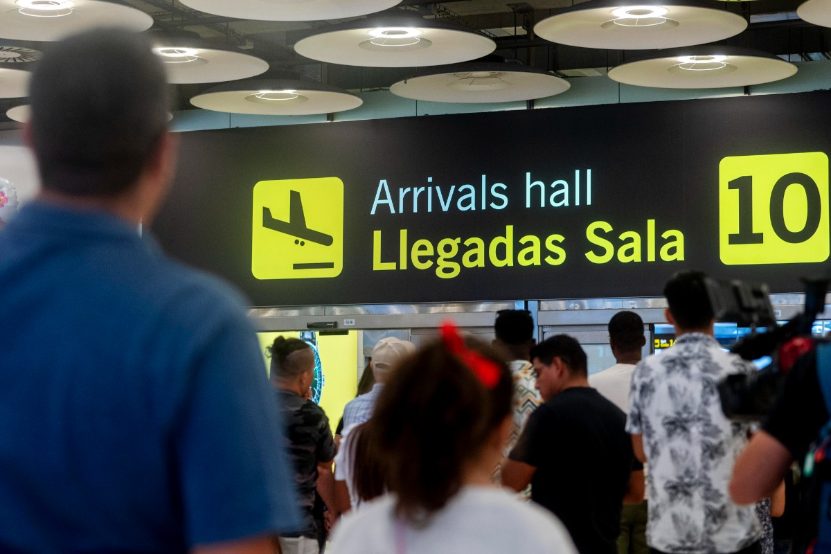 Retrasos y largas colas de pasajeros en la T4 del Aeropuerto de Barajas tras el apagón eléctrico