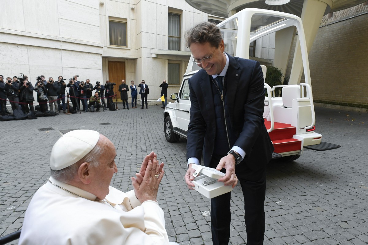 El Vaticano se entrega a la Agenda 2030: adquiere 14 vehículos eléctricos para cumplir con la «conversión ecológica»