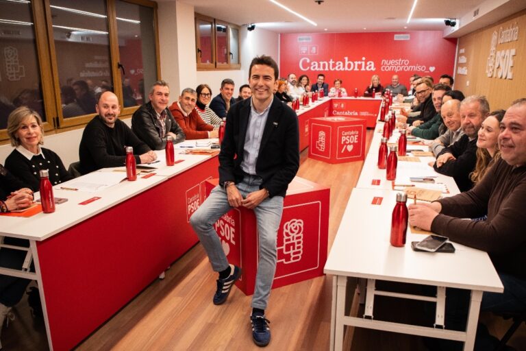 El PSOE denuncia un «atentado» con explosivos caseros contra su sede en Cantabria durante un acto de Memoria Democrática