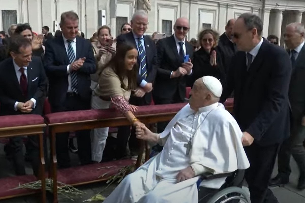 El Papa Francisco aparece en la Plaza de San Pedro al final de la misa del Domingo de Ramos