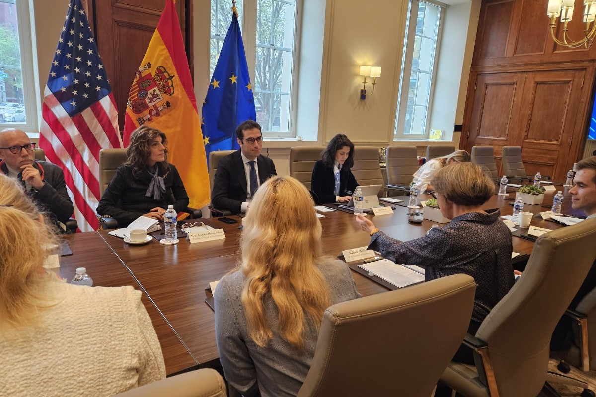 El secretario del Tesoro de los Estados Unidos pide a España aumentar el gasto en Defensa y eliminar la tasa Google