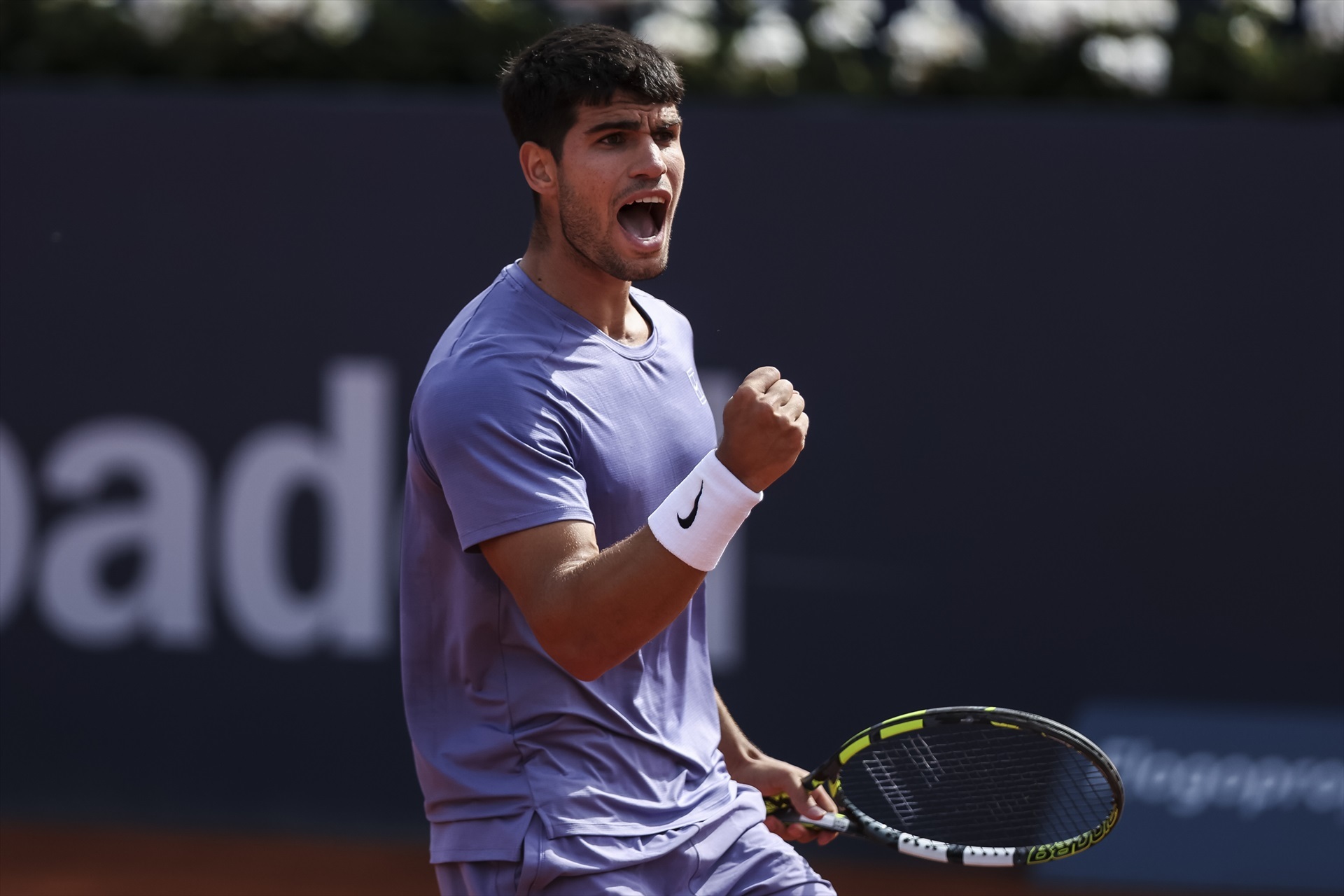 La pasión de Carlos Alcaraz puede con Alex de Miñaur y le mete en semifinales del Godó en dos sets