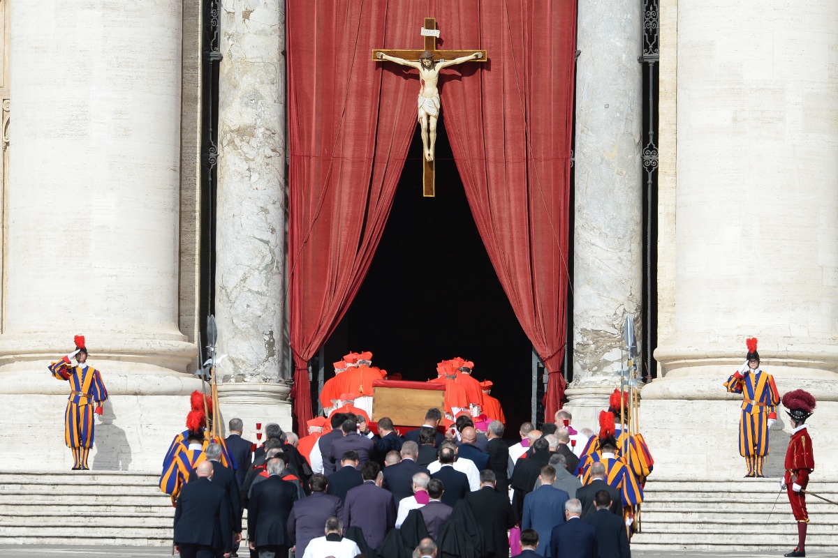 Cardenales y personalidades del Vaticano asisten este viernes a las 20.00 horas al rito de sellado del féretro del Papa