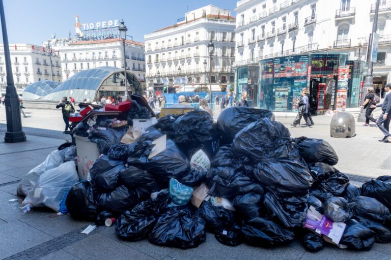 La basura se acumula en Madrid ante la huelga del sector y la incapacidad del Ayuntamiento para lograr una solución
