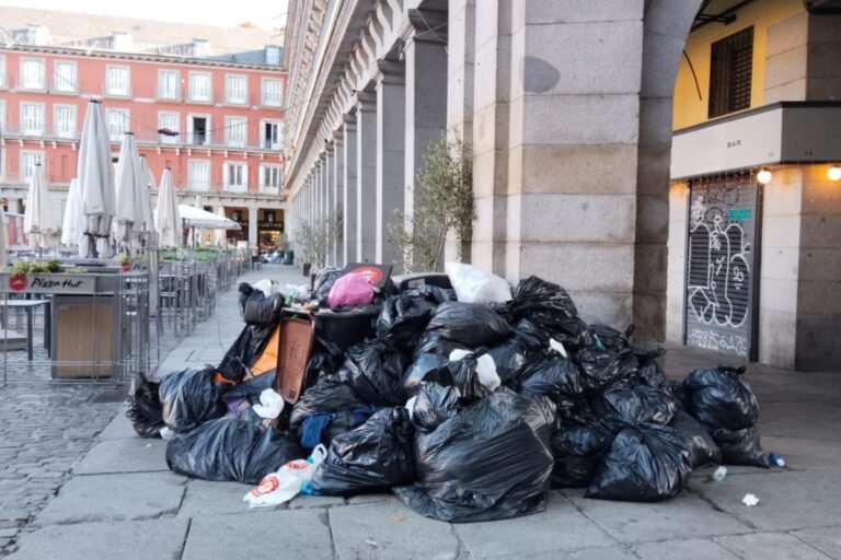 El comité de huelga de basuras en Madrid vuelve a reunirse este sábado para tratar de desencallar la situación