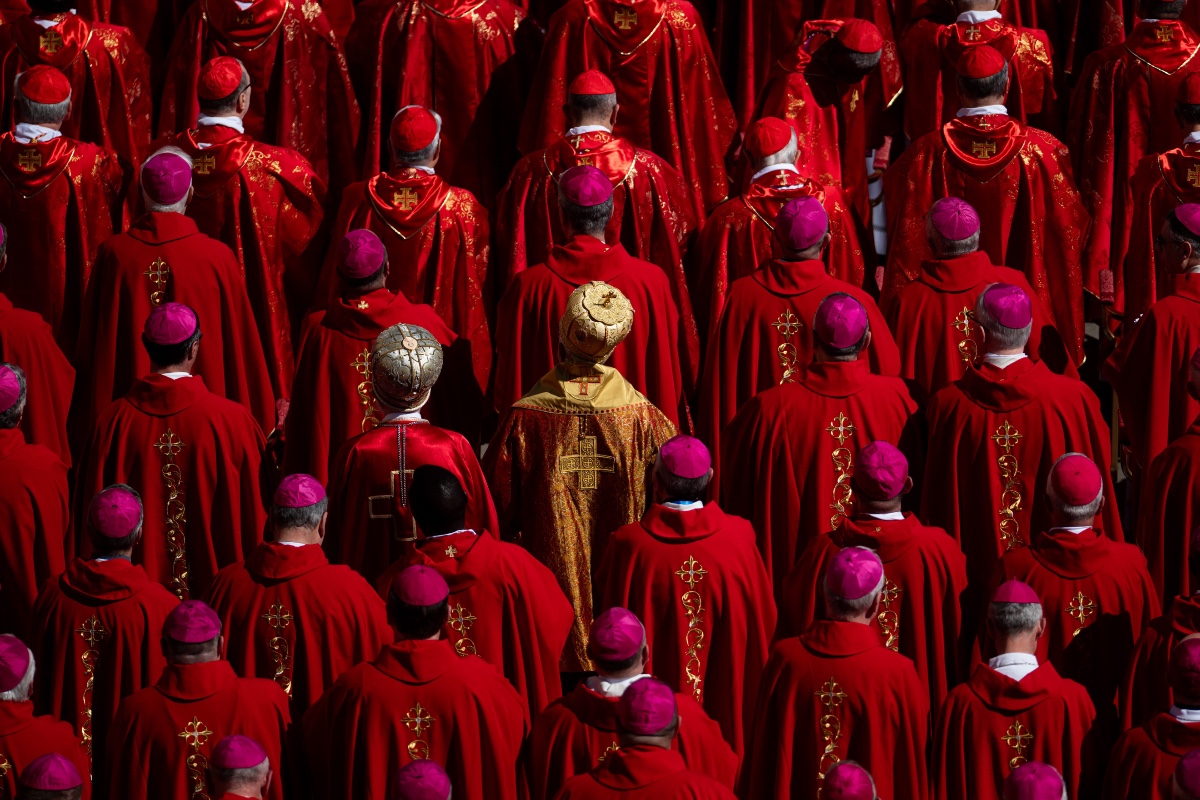 Los cardenales se reúnen este lunes en congregación general para preparar el Cónclave y elegir fecha