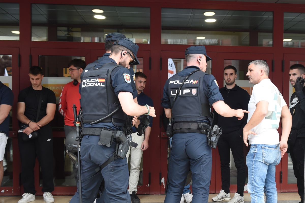 Un grupo de jóvenes increpa a los líderes de UGT y CCOO en un acto sobre los derechos laborales: «Comegambas»