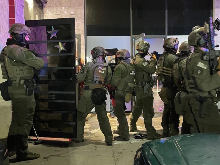 Las autoridades estadounidenses detienen a más de cien inmigrantes ilegales en un club de Colorado vinculado a organizaciones criminales