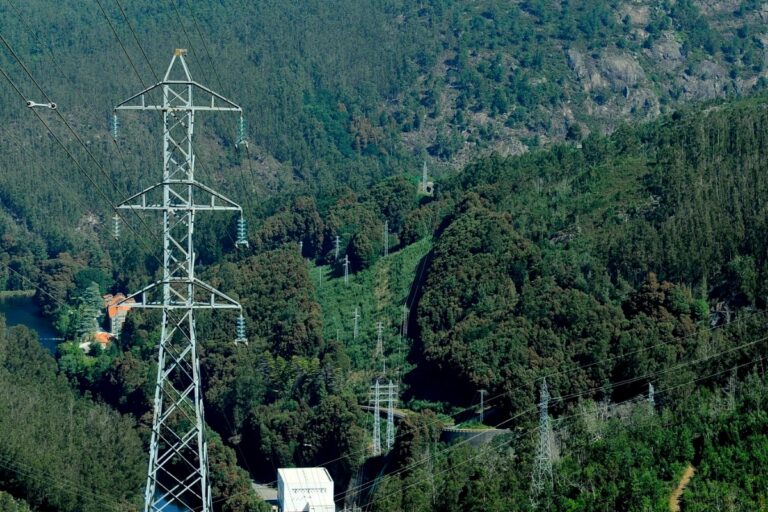El operador de energía de Francia ofrece 950 megavatios para asistir al sistema eléctrico español