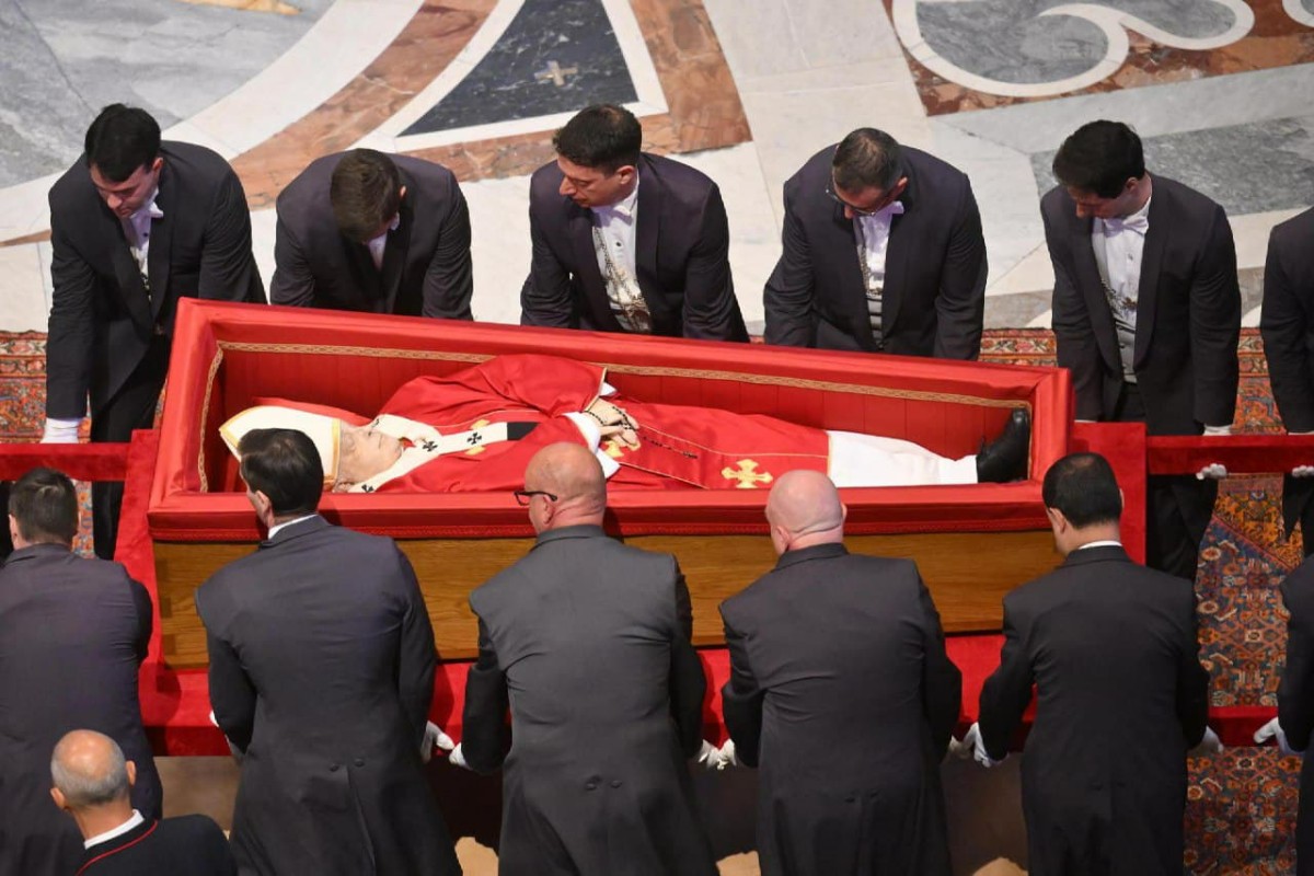 El Vaticano cifra en cerca de 20.000 el número de católicos que asistieron a la Basílica de San Pedro durante el primer día del funeral del Papa