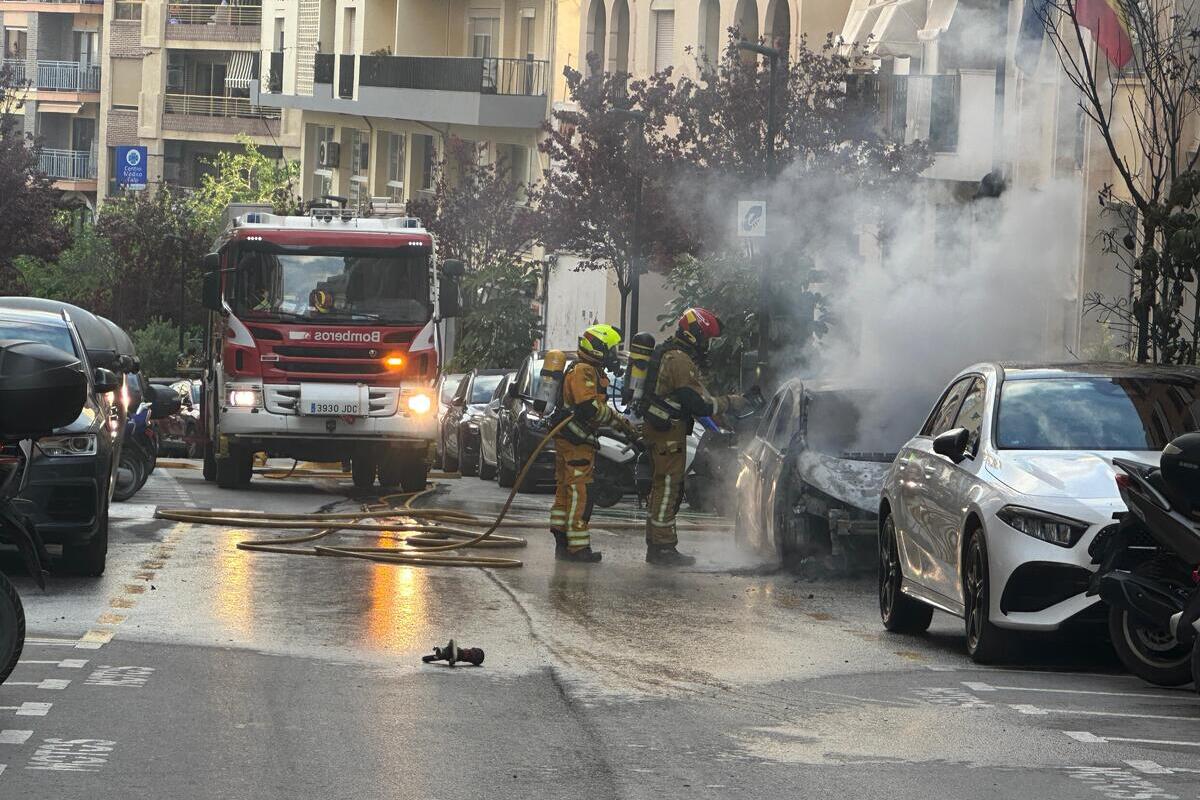 Arde un coche eléctrico municipal mientras cargaba frente al Ayuntamiento de Calpe (Valencia)