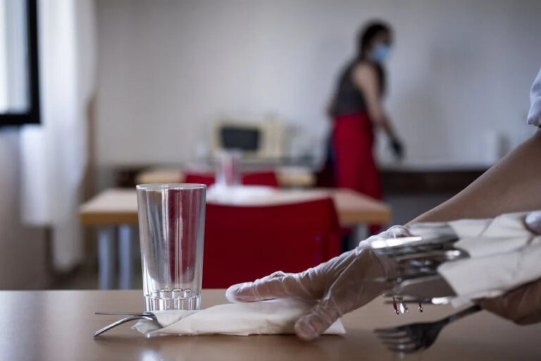 El Consorcio de Educación de Barcelona extiende la obligación del catalán al comedor de los colegios