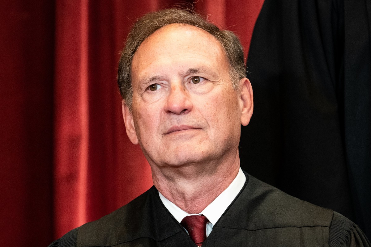 El juez de la Corte Suprema de EEUU Alito considera «cuestionable y sin precedentes» la suspensión de las expulsiones de inmigrantes ilegales