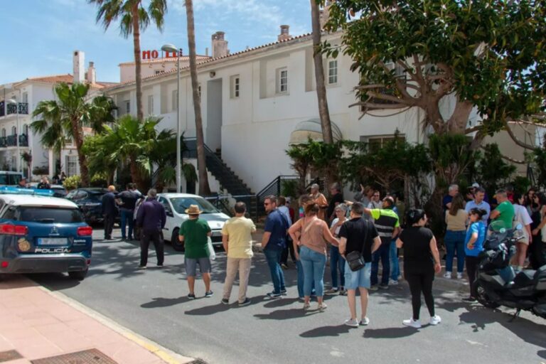Llegan tres autobuses con inmigrantes ilegales a un hotel de Carchuna (Granada)