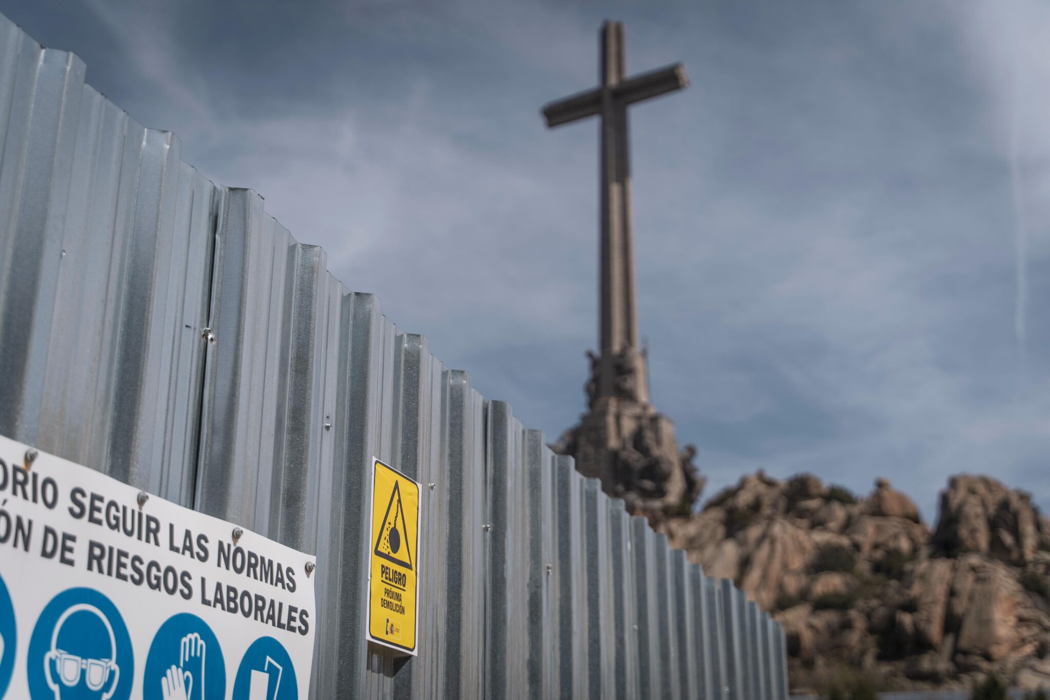 Revuelta lanza una campaña en defensa del Valle de los Caídos contra la «demolición encubierta» de cruces, arcos y otros objetos de la basílica
