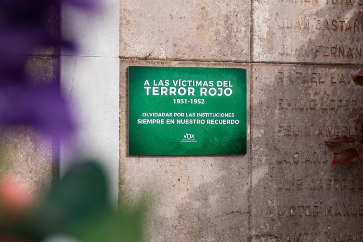 El Gobierno de Asturias retira una placa de VOX para rendir homenaje a las víctimas del terror rojo en el cementerio de Gijón