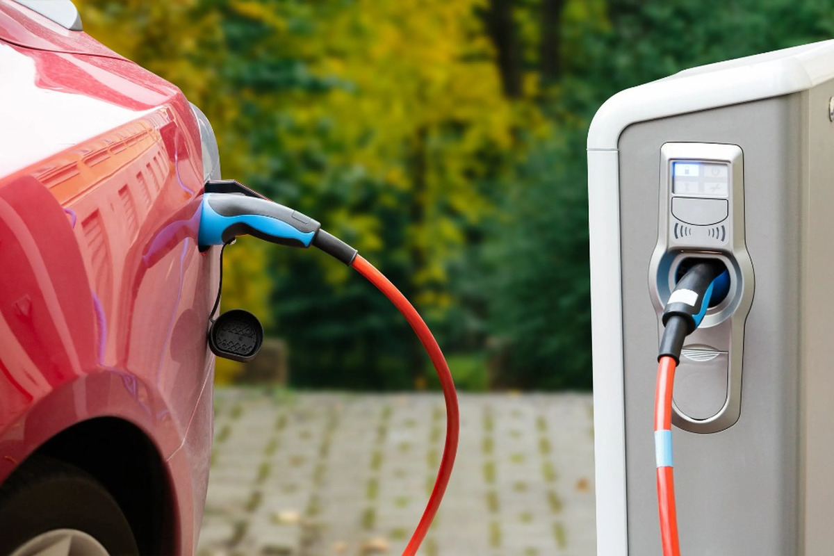 Un turista francés carga su coche eléctrico en una gasolinera de Madrid y le cobran más de 1.100 euros