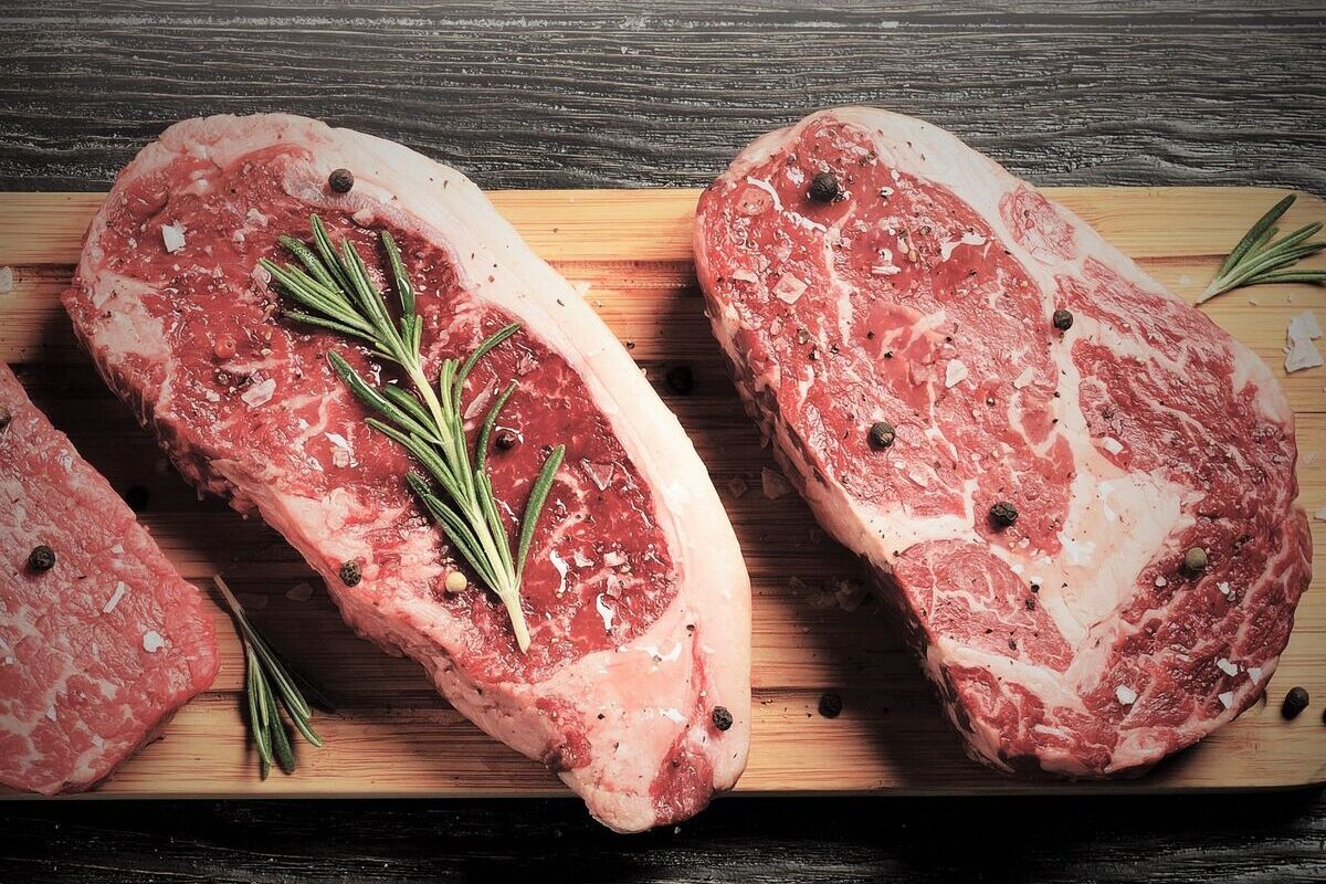 Bruselas acelera su plan para acabar con el consumo de carne roja con el objetivo de reducir un 90% las emisiones de CO2 en 2040