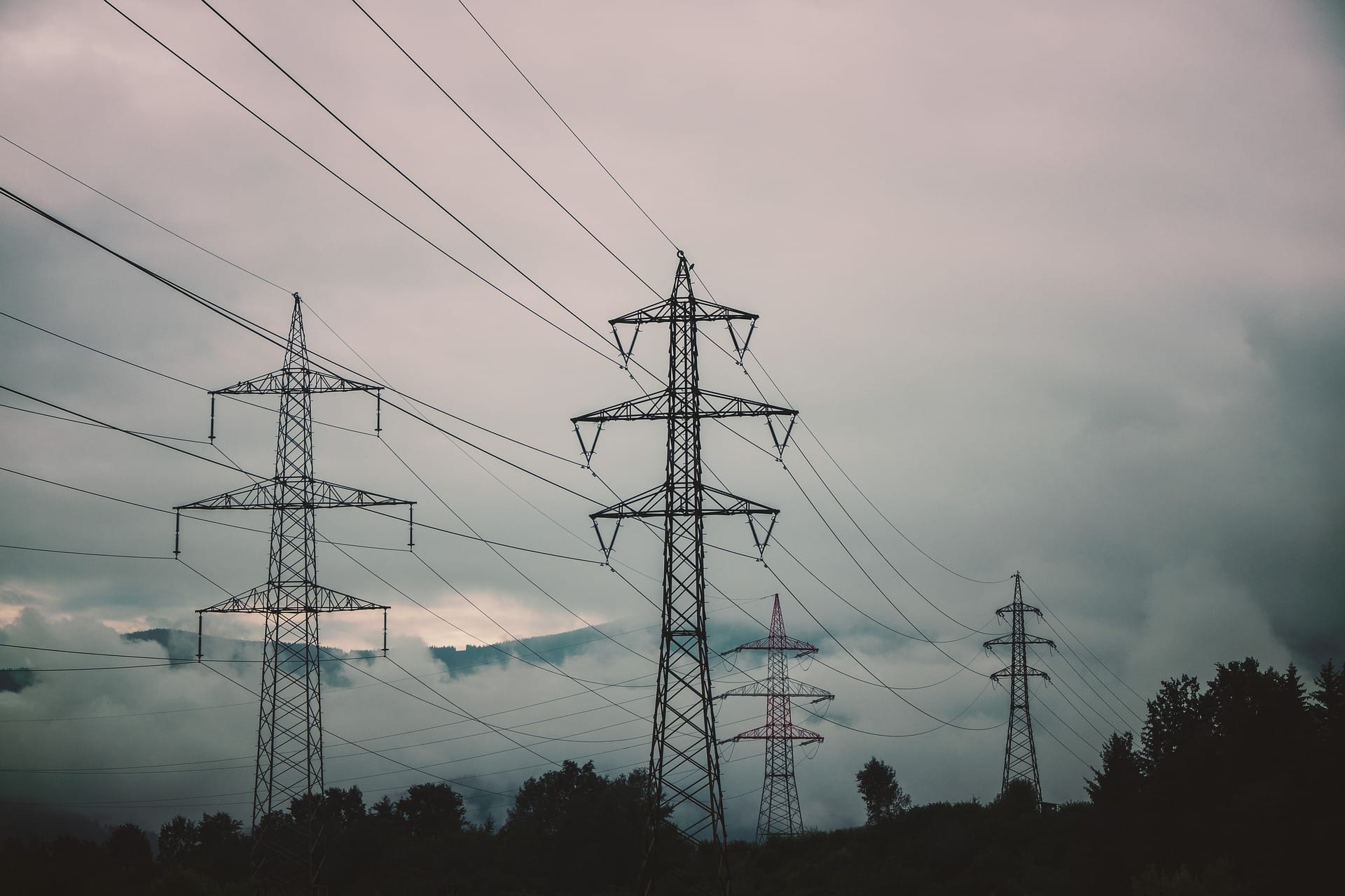 Muere un hombre en Vitoria tras caer de una torre eléctrica a la que se había subido para robar metal