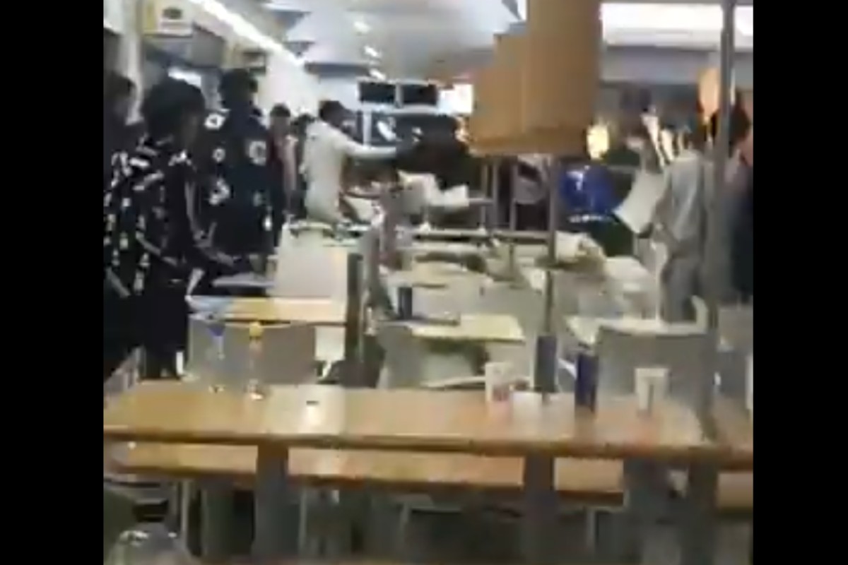 Decenas de individuos, la mayoría extranjeros y menores de edad, causan destrozos en un centro comercial de Murcia en una pelea multitudinaria
