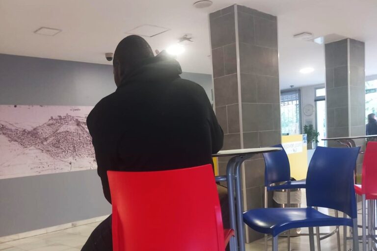La Junta de Andalucía (PP) mezcla inmigrantes ilegales y turistas en un albergue de Granada: «No vayas, se ha convertido en un CETI»
