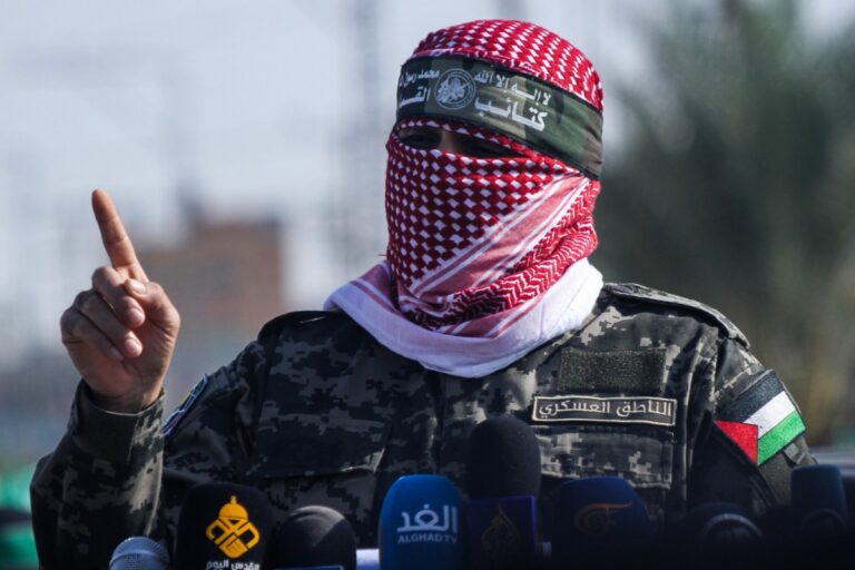 Los terroristas de Hamás exhiben en un vídeo a un rehén israelí desnutrido en un túnel subterráneo en Gaza