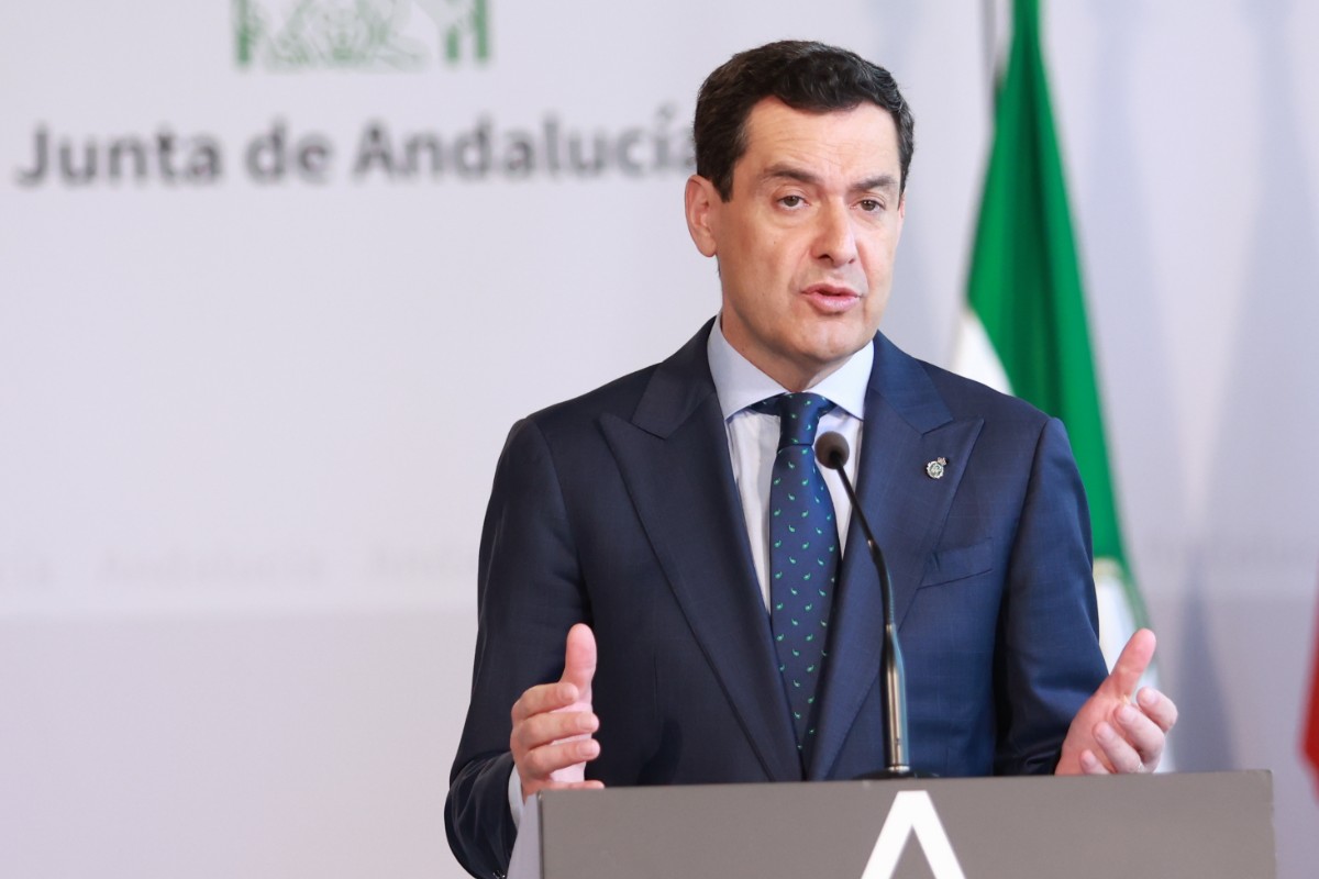 Casi 300 millones en cuatro años: el coste de la acogida de inmigrantes en Andalucía fomentada por el Gobierno de Moreno Bonilla