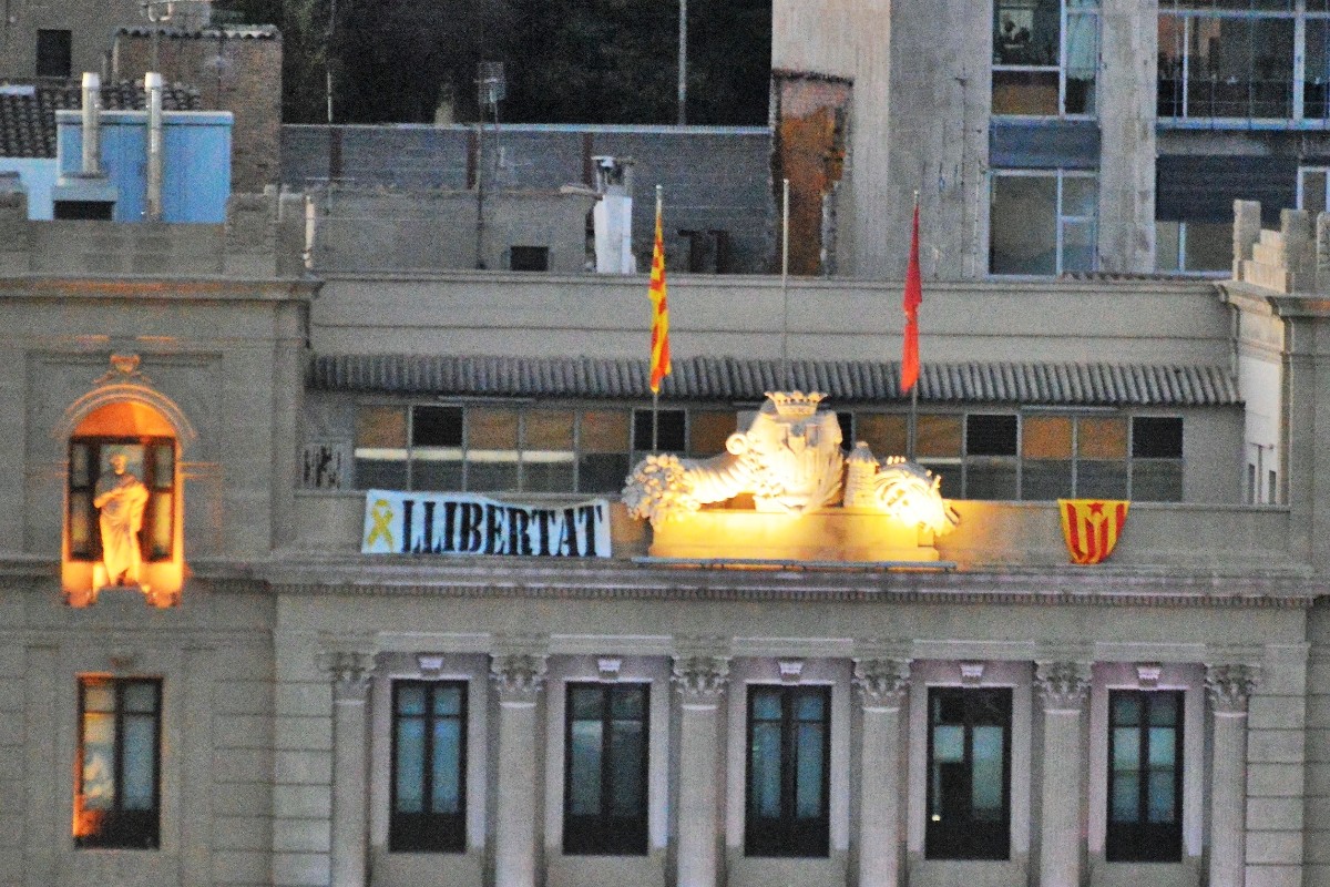 Un estudio revela que el 80% de los ayuntamientos catalanes se saltan la ley y no exhiben la bandera de España