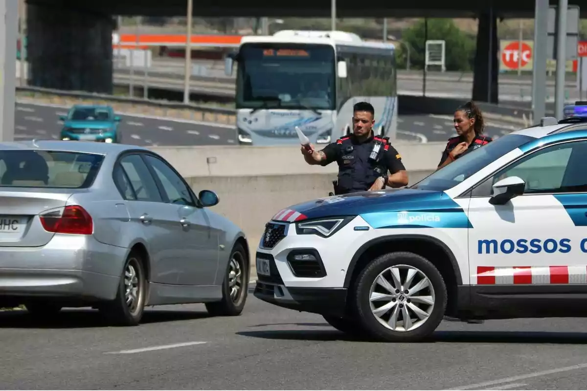 Una treintena de manteros asalta un vehículo detenido por los Mossos en Tarragona que contenía mercancía ilegal