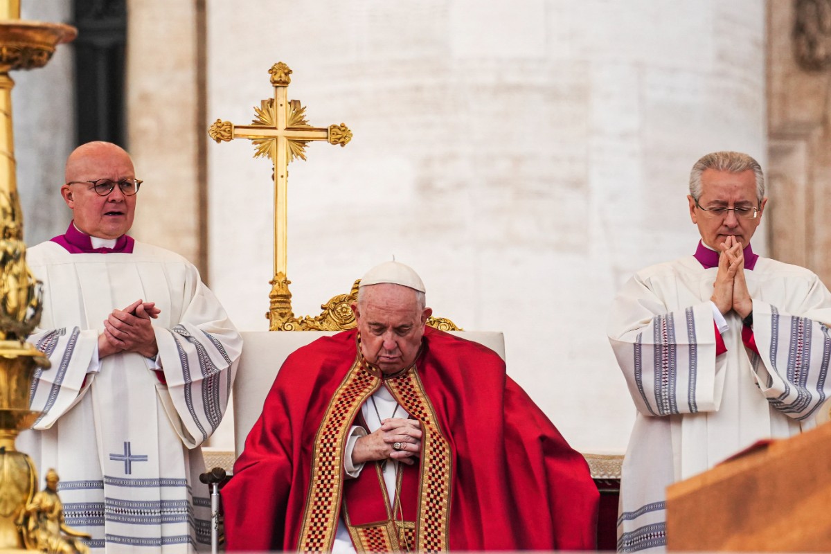 DIRECTO | El Vaticano queda en manos del camarlengo y cesan todos los altos cargos