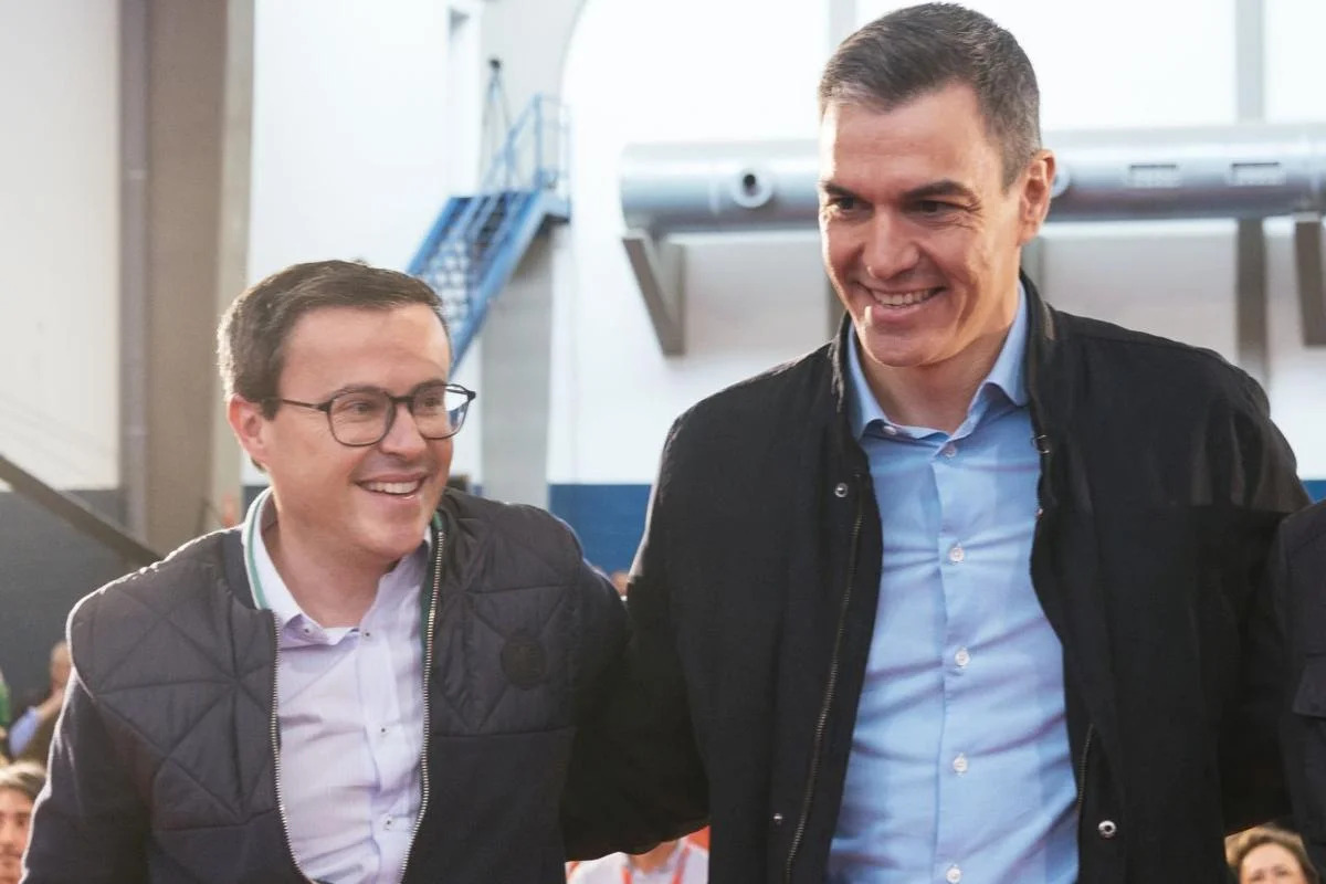 La juez apunta al líder del PSOE extremeño por crear una plaza para el hermano de Sánchez: «No es verosímil»