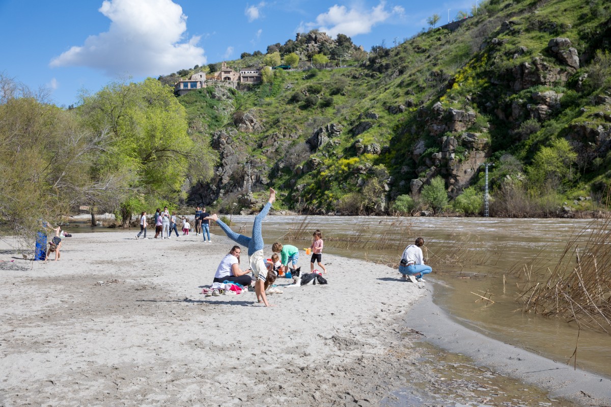 La playa de Toledo gracias a la crecida del Tajo: «Hacía muchos años que no lo veíamos»